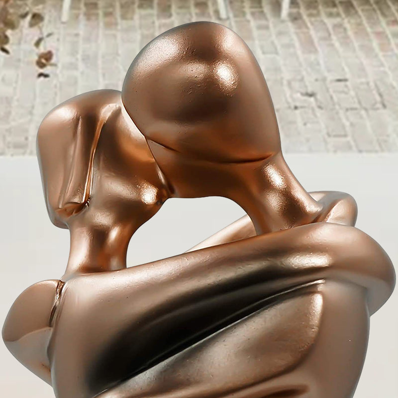 Romantic Lovers Embrace Statue